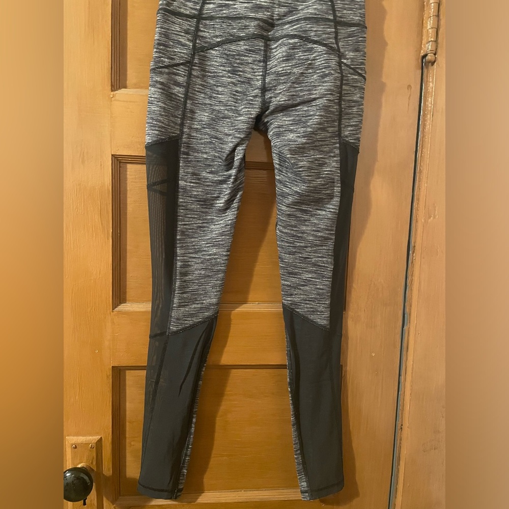 Knockout by Victoria’s Secret Workout Leggings with 2 side leg pockets - Picture 4 of 7